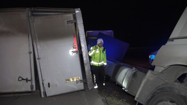 Foto - Alkol taşıyan alkollü tır sürücüsü şarampole uçtu!
