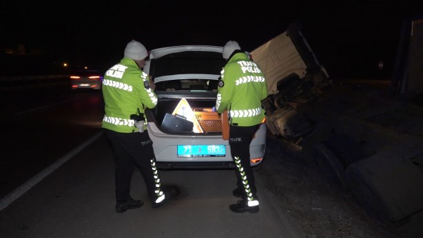 Foto - Alkol taşıyan alkollü tır sürücüsü şarampole uçtu!