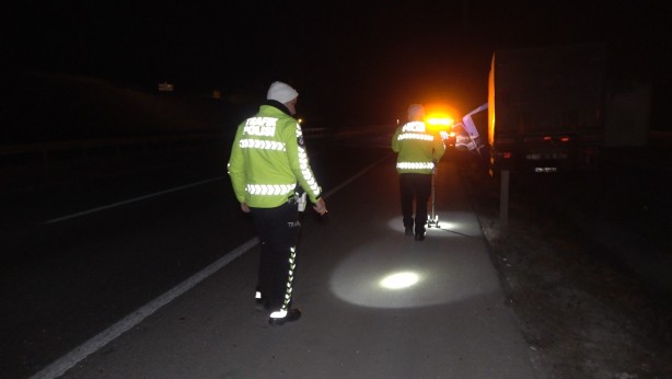 Foto - Alkol taşıyan alkollü tır sürücüsü şarampole uçtu!