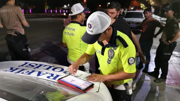 Foto - Alkolik maganda polisin başına bela oldu
