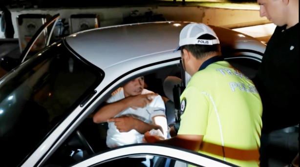 Alkolik maganda polisin başına bela oldu