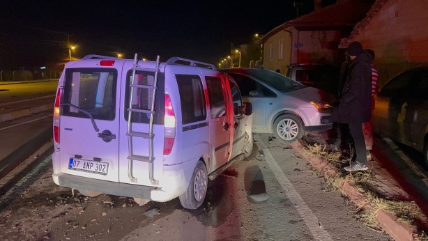 Foto - Alkollü sürücü park halindeki araca çarptı!