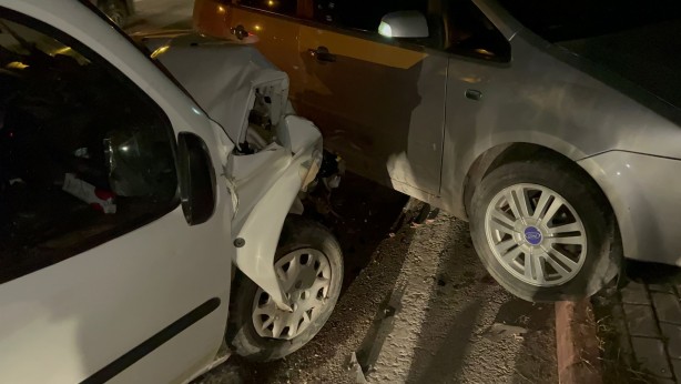 Foto - Alkollü sürücü park halindeki araca çarptı!