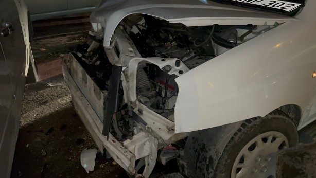 Foto - Alkollü sürücü park halindeki araca çarptı!