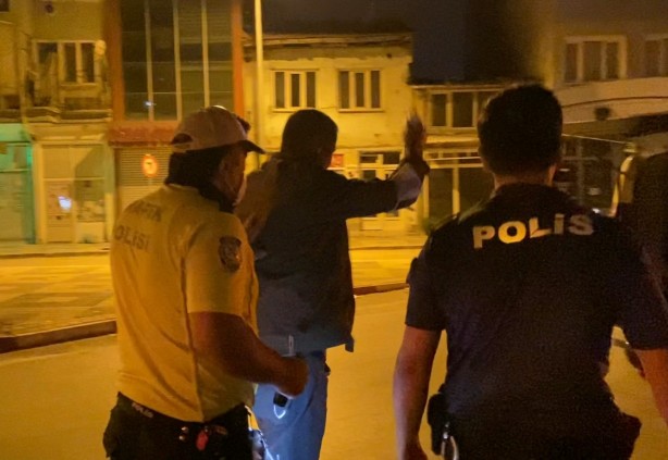 Alkollü sürücü polisi çileden çıkarttı: Hadi beni kelepçele