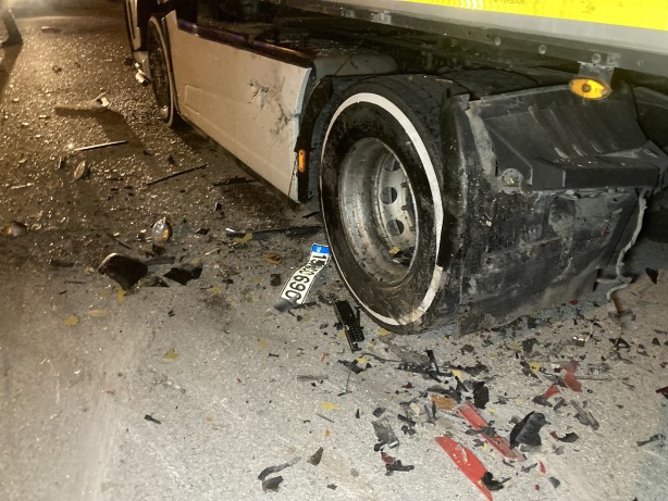 Foto - Alkollü ve ehliyetsiz sürücü yol kenarında duran tıra çarptı