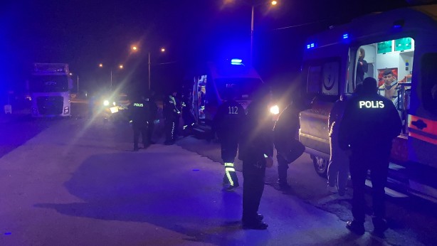 Foto - Alkollü ve ehliyetsiz sürücü yol kenarında duran tıra çarptı