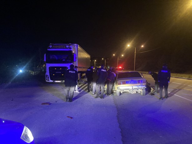 Foto - Alkollü ve ehliyetsiz sürücü yol kenarında duran tıra çarptı