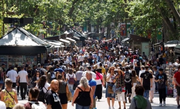 Foto - Alkolün iğrençliğine Avrupa’da sessiz kalmadı! Saygısız turist istemiyoruz