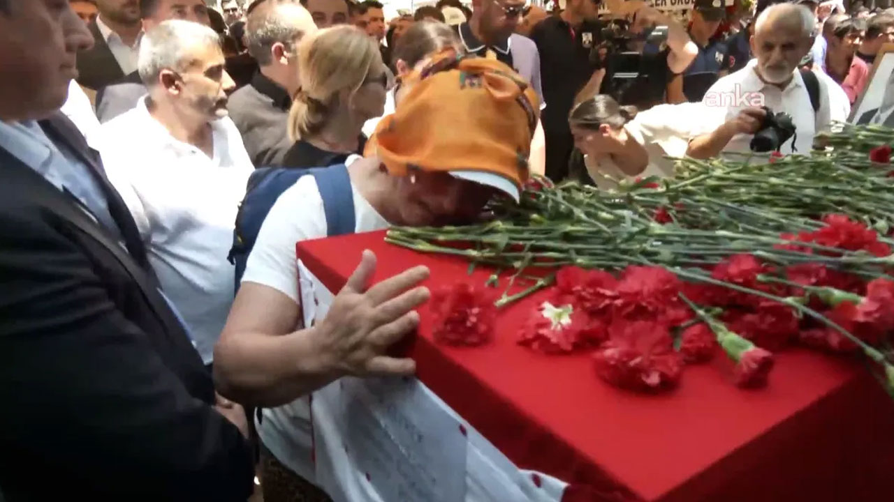 Foto - Allah akıl fikir versin… Bir kadının, Ferdi Zeyrek’in tabutu başında söyledikleri ağızları açık bıraktı