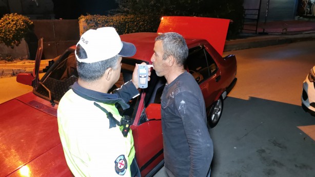 Allah polislere sabır versin! Alkolik sürücü yine yaptı yapacağını