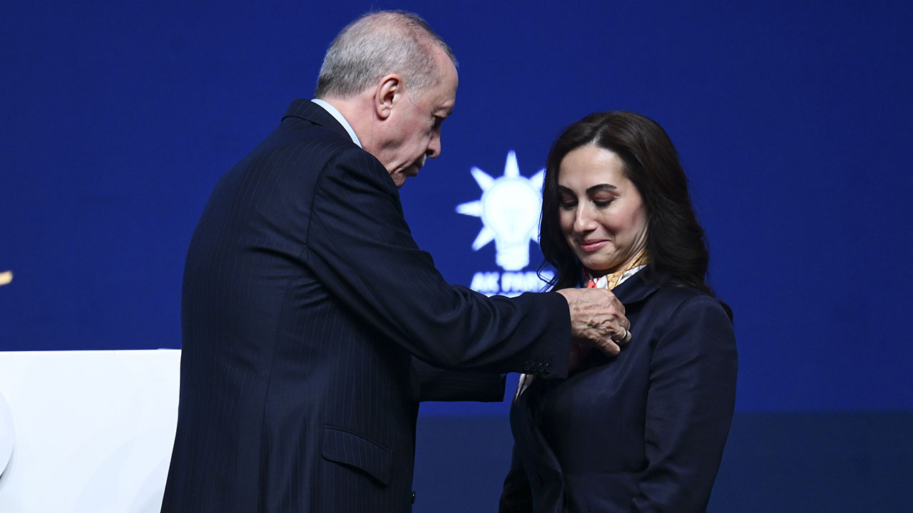 Allah sizin cezanızı versin! İşte CHP vandalizmi: AK Parti’ye geçen belediye başkanının üstüne tükürdüler!