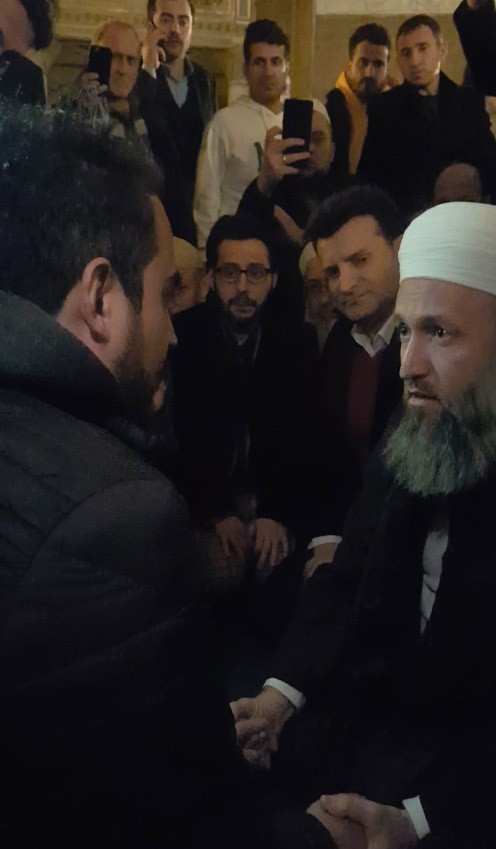 Foto - Allah utandırmasın! ABD’li turist İslam'la şereflendi