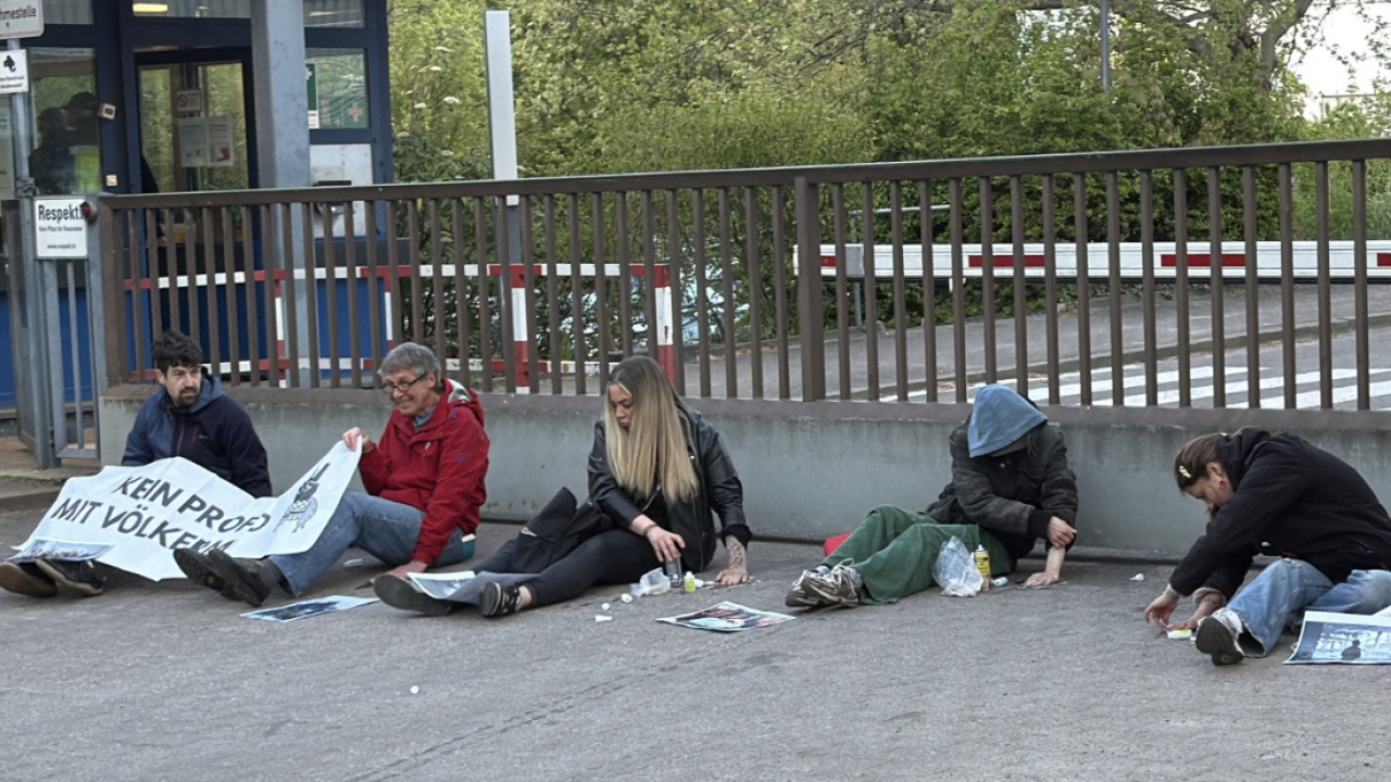 Alman silah şirketine insanlık dersi: Berlin’de dikkat çeken sloganlar 