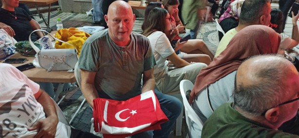 Foto - Alman taraftardan bozkurt işareti