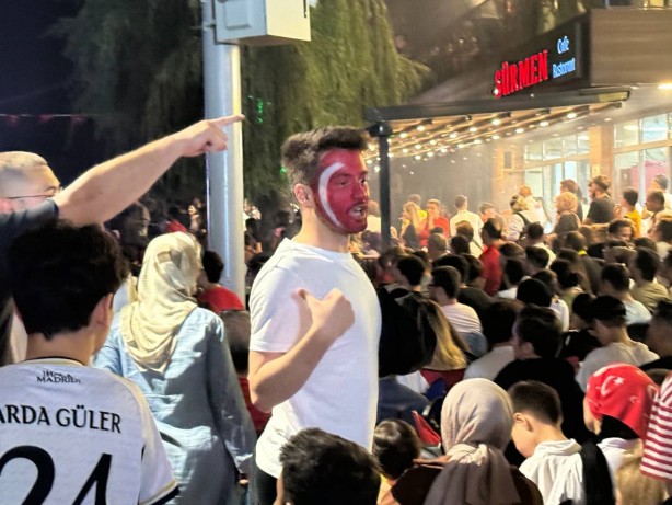 Foto - Alman taraftardan bozkurt işareti