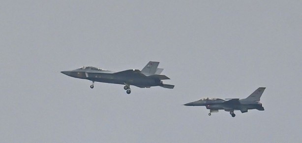 Foto - Almanlardan savaş uçağı Kaan analizi! Yoğun ilgi gösterdiler 