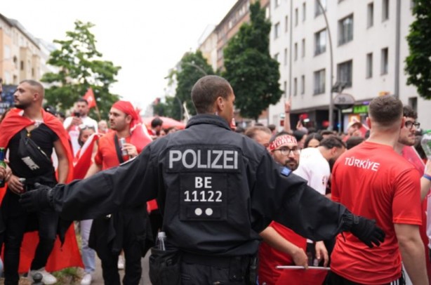 Foto - Almanların Türk nefreti ortaya çıktı! Hollanda maçı öncesi taraftarlarımız gözaltına alındı
