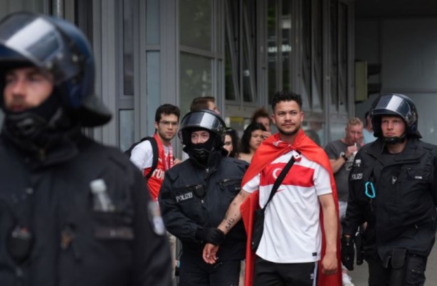 Foto - Almanların Türk nefreti ortaya çıktı! Hollanda maçı öncesi taraftarlarımız gözaltına alındı