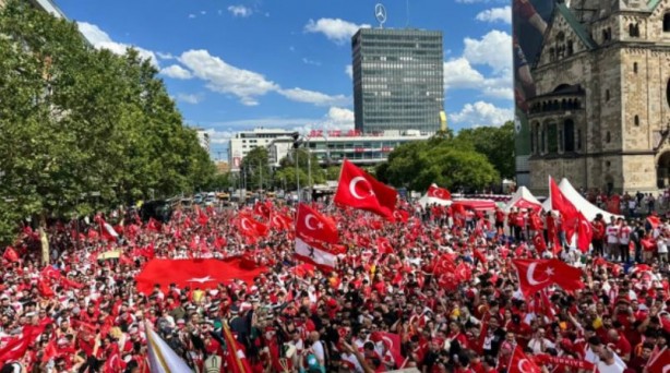 Foto - Almanların Türk nefreti ortaya çıktı! Hollanda maçı öncesi taraftarlarımız gözaltına alındı
