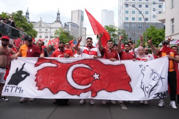 Almanların Türk nefreti ortaya çıktı! Hollanda maçı öncesi taraftarlarımız gözaltına alındı