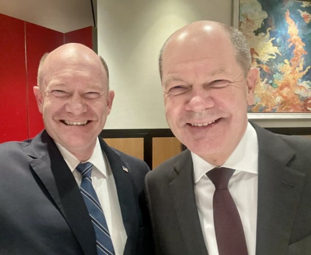 Almanya Başbakanı Olaf Scholz ile Amerikan senatör Chris Coons'un şaşırtan benzerliği