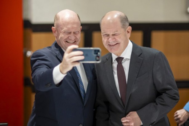 Foto - Almanya Başbakanı Olaf Scholz ile Amerikan senatör Chris Coons'un şaşırtan benzerliği