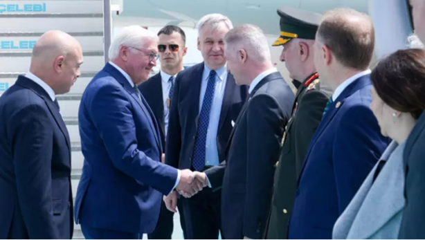 Foto - Almanya Cumhurbaşkanı Steinmeier'ı İstanbul Havalimanında karşılayan isim 'yeni Türkiye işte bu' dedirtti