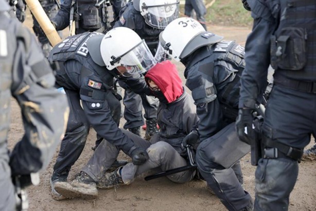 Foto - Almanya iklim aktivistlerini gözaltına aldı! Ortamlarda küresel iklim dersi verirsiniz