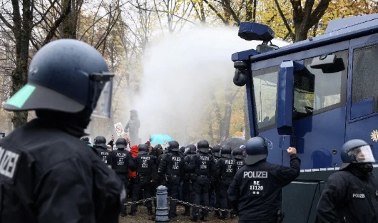 Foto - Almanya karıştı! Binlerce kişi sokağa döküldü