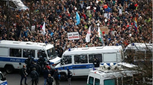 Foto - Almanya karıştı! Binlerce kişi sokağa döküldü
