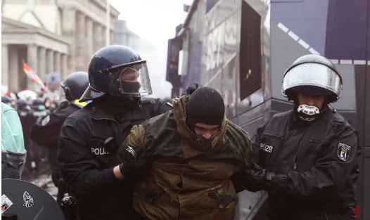 Foto - Almanya karıştı! Binlerce kişi sokağa döküldü