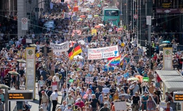 Almanya karıştı! Binlerce kişi sokağa döküldü