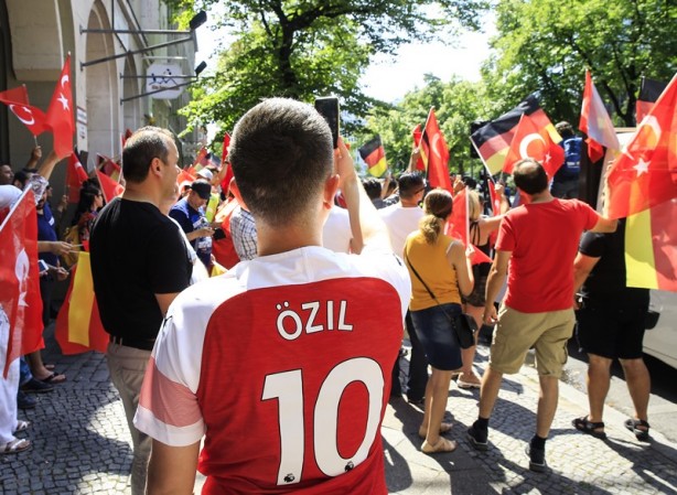 Foto - Almanya Mesut Özil için ayakta