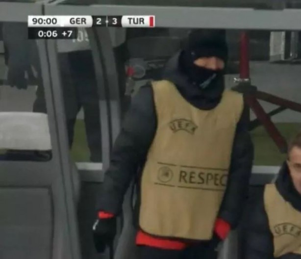 Almanya-Türkiye maçında çok konuşuldu! Gizemli isim tespit edildi