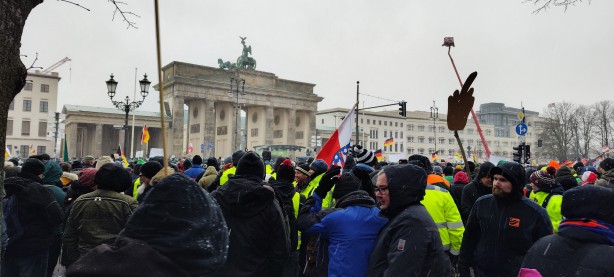 Foto - Almanya'da çiftçiler sokağa döküldü! Hükümete istifa çağrısı