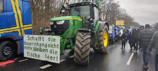 Foto - Almanya'da çiftçiler sokağa döküldü! Hükümete istifa çağrısı