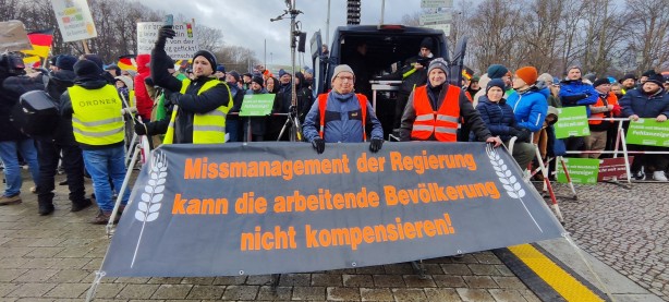 Foto - Almanya'da çiftçiler sokağa döküldü! Hükümete istifa çağrısı