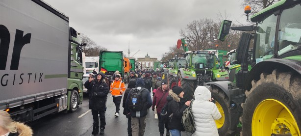 Foto - Almanya'da çiftçiler sokağa döküldü! Hükümete istifa çağrısı