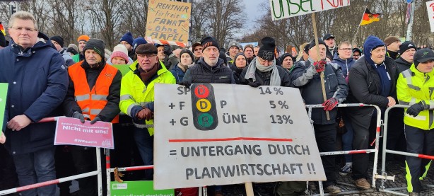 Almanya'da çiftçiler sokağa döküldü! Hükümete istifa çağrısı