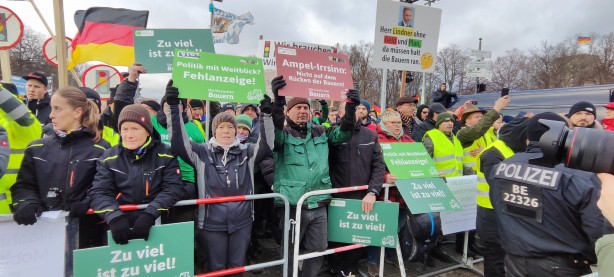 Foto - Almanya'da çiftçiler sokağa döküldü! Hükümete istifa çağrısı