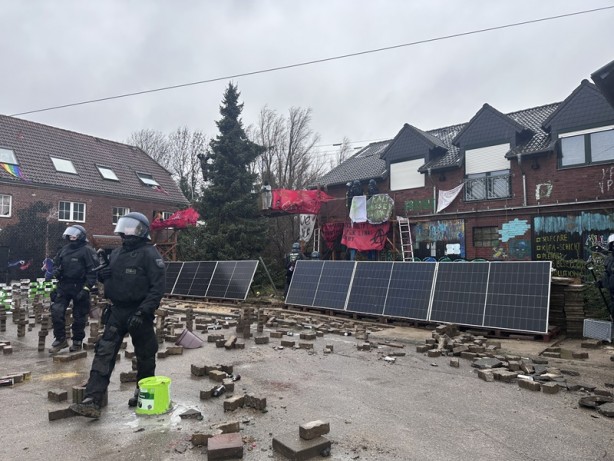 Almanya'da eylemciler direnişe geçti! Gözaltılar var