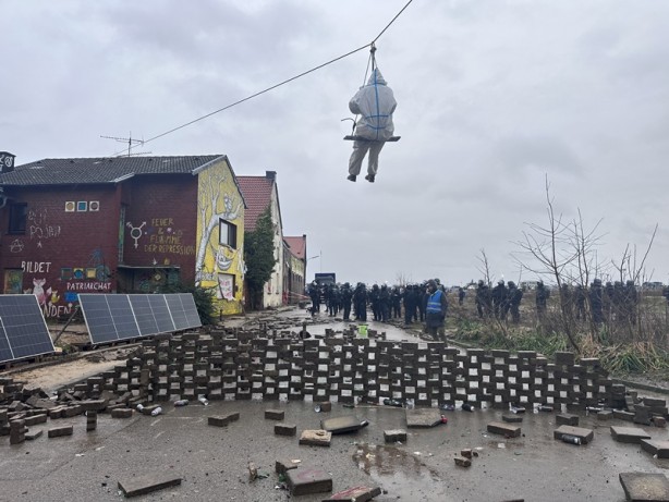 Foto - Almanya'da eylemciler direnişe geçti! Gözaltılar var