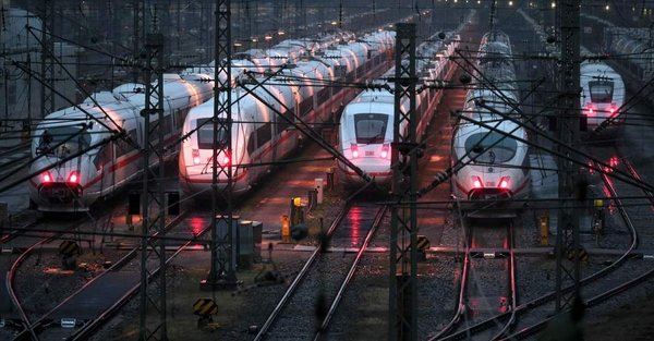 Foto - Almanya'da grev ulaşımı vurdu! Tren istasyonları boş kaldı