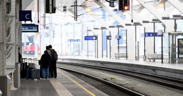Almanya'da grev ulaşımı vurdu! Tren istasyonları boş kaldı