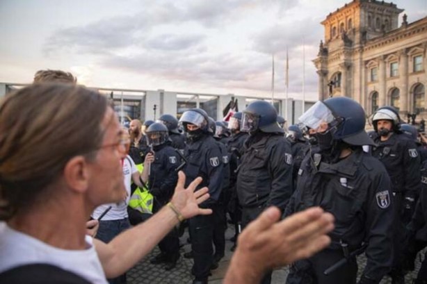 Foto - Almanya'da halk sokağa döküldü! Kent adeta çıldırdı