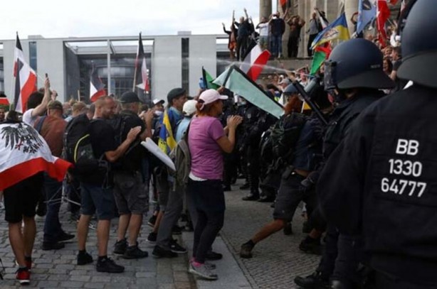 Foto - Almanya'da halk sokağa döküldü! Kent adeta çıldırdı
