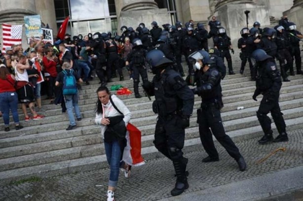 Foto - Almanya'da halk sokağa döküldü! Kent adeta çıldırdı