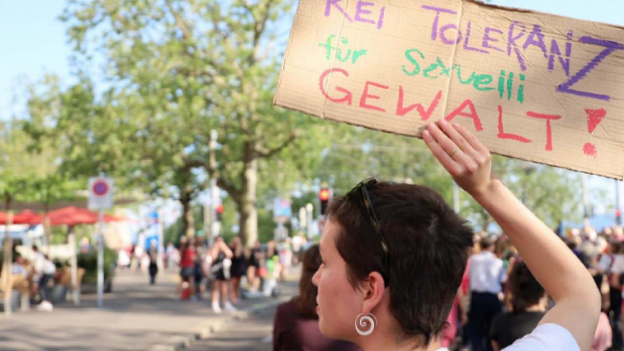 Almanya'da kadına karşı şiddet! Olay sözler: Sığınma evleri yetersiz! Vatandaşlar isyan etti, kadın şiddeti ''pes' dedirtti
