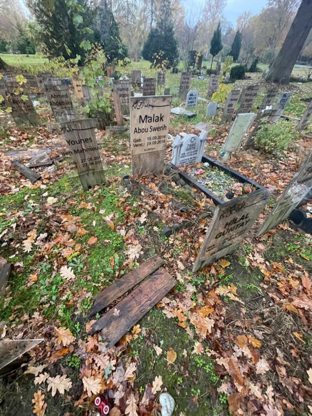 Foto - Almanya'da Müslüman mezarlığına çirkin saldırı!